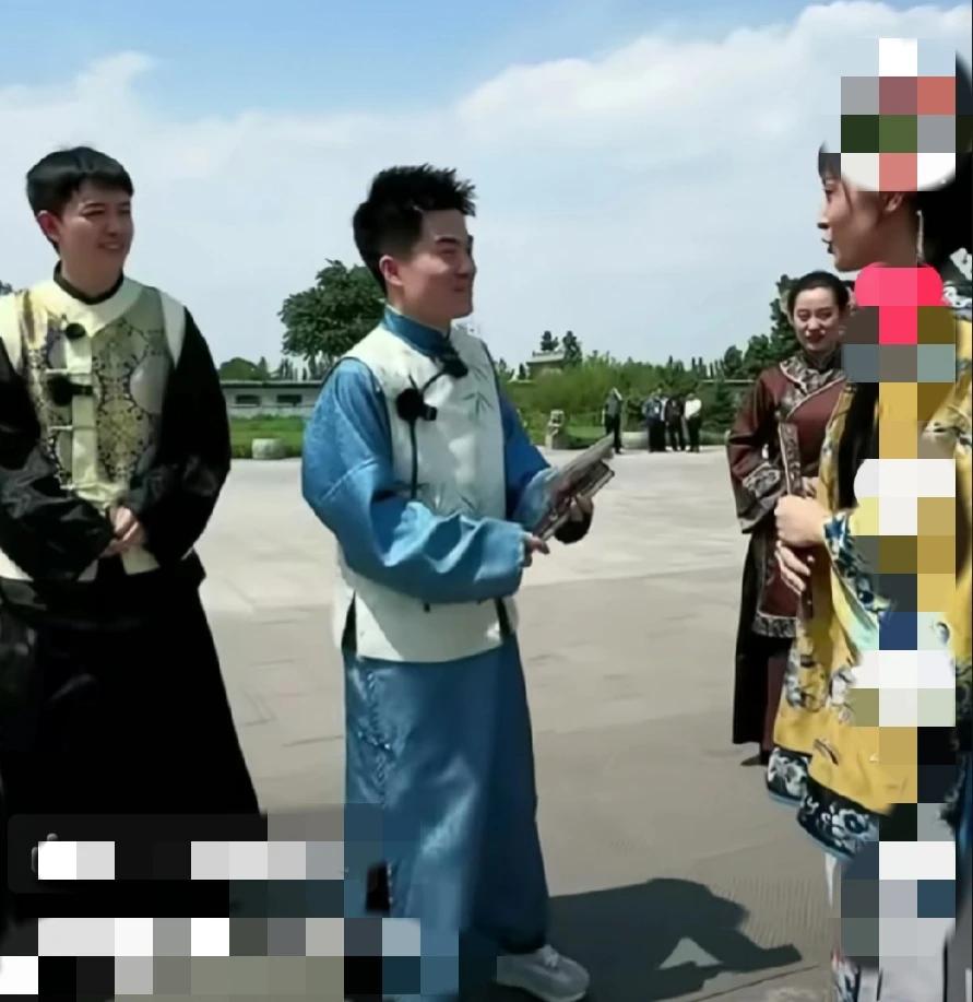 又涨知识了！今天，当安安走秀出场时，董宇辉当场脱口而出“这一看就是学过戏的，走路