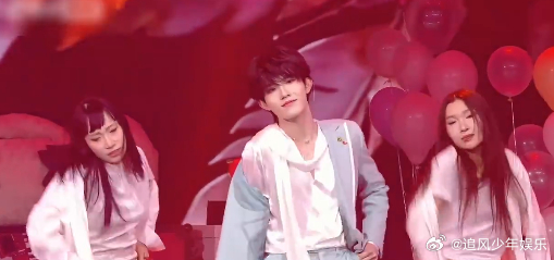 苏新皓散落的华服舞台 苏新皓在《散落的华服》舞台上的表现简直绝了！每一个动作都像