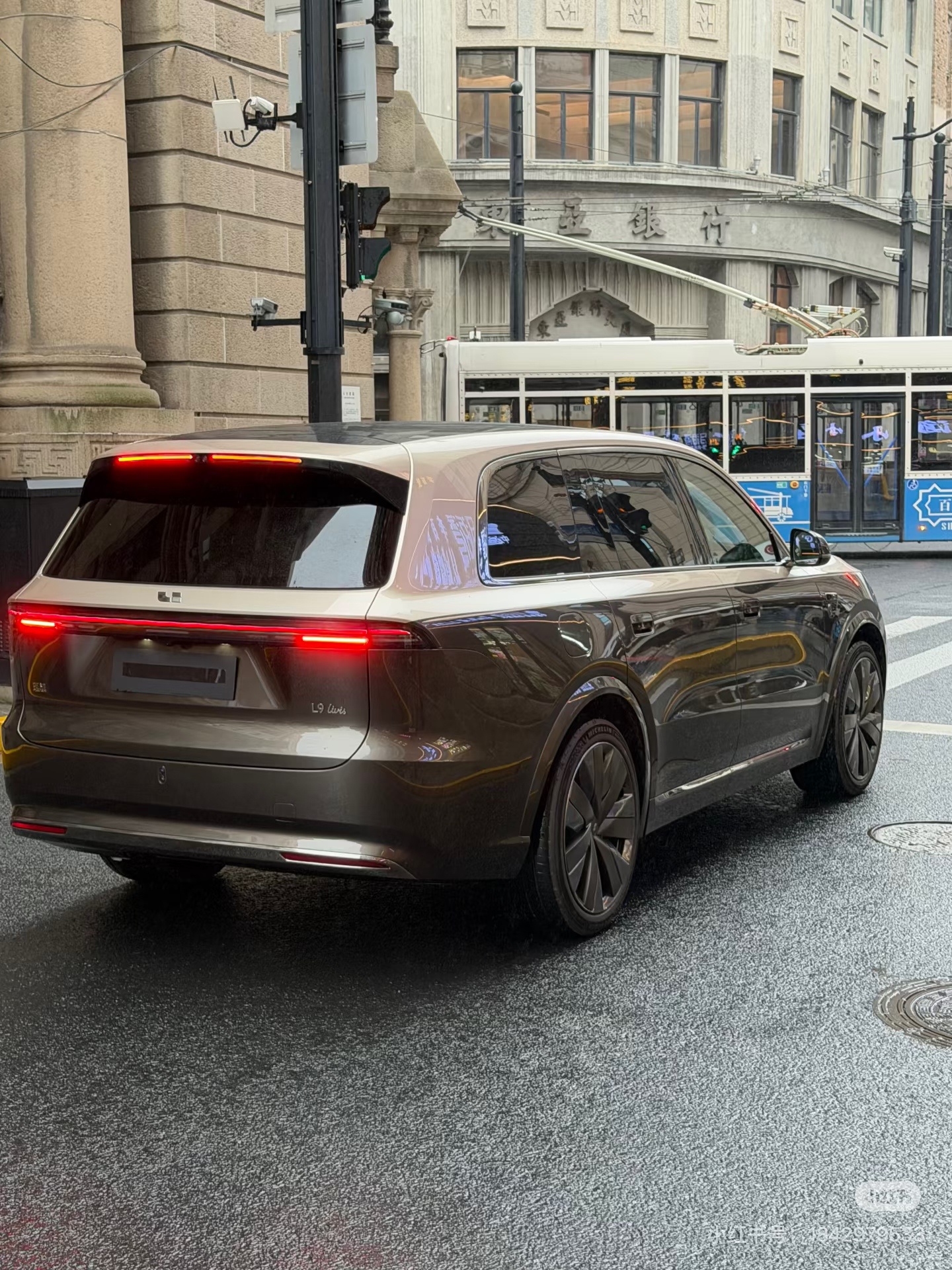 理想L9 Livis双拼色看着很有质感，车漆肯定特殊设计处理了，虽然我以前对双拼