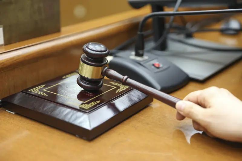 男子爬华山翻护栏坠亡，家属获超百万保险赔偿后，又向景区索赔各类损失126万余元，