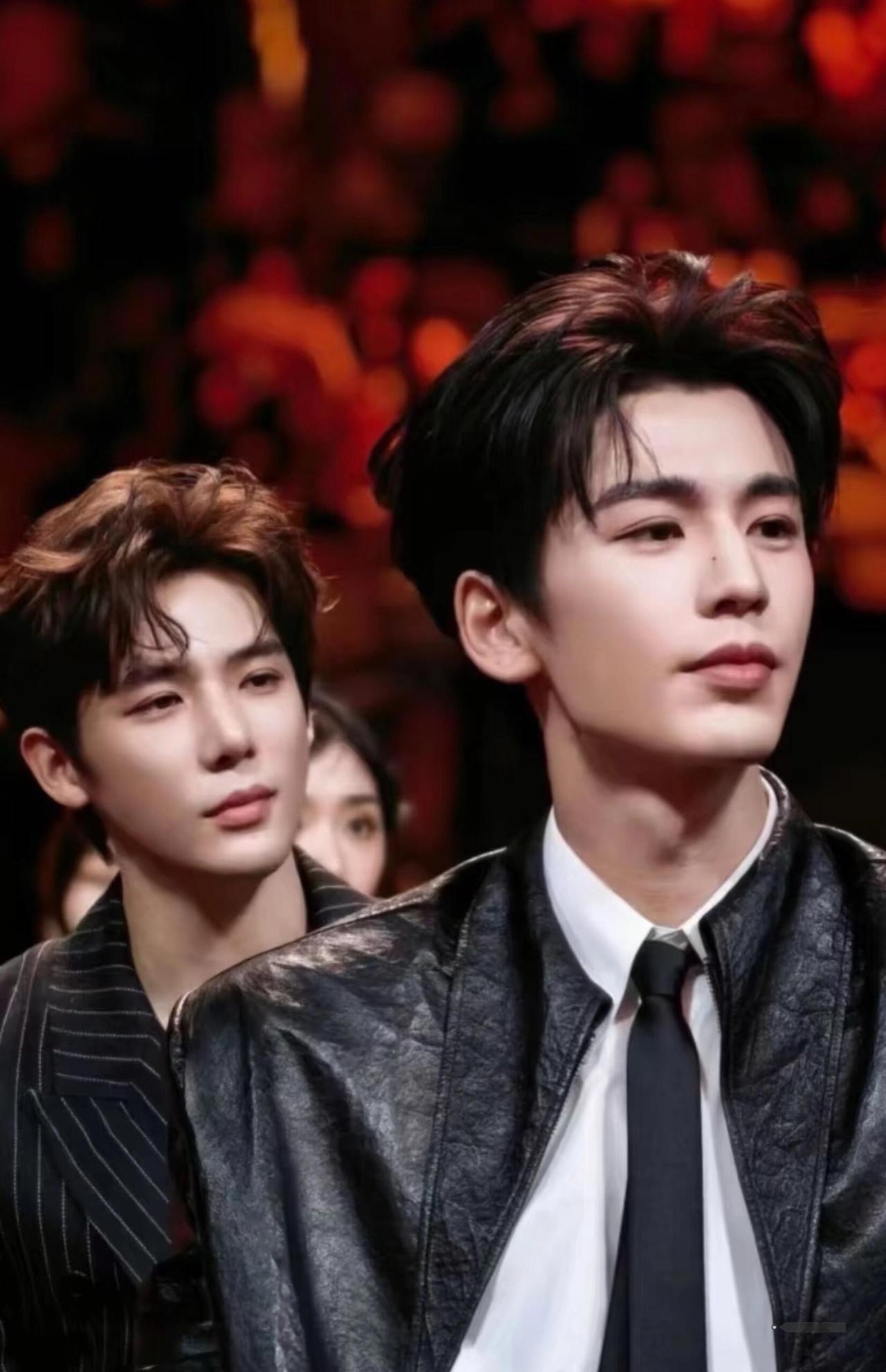 这样一对比张凌赫是真帅啊，
无论是颜控  身高控  手控  气质控  人品控  