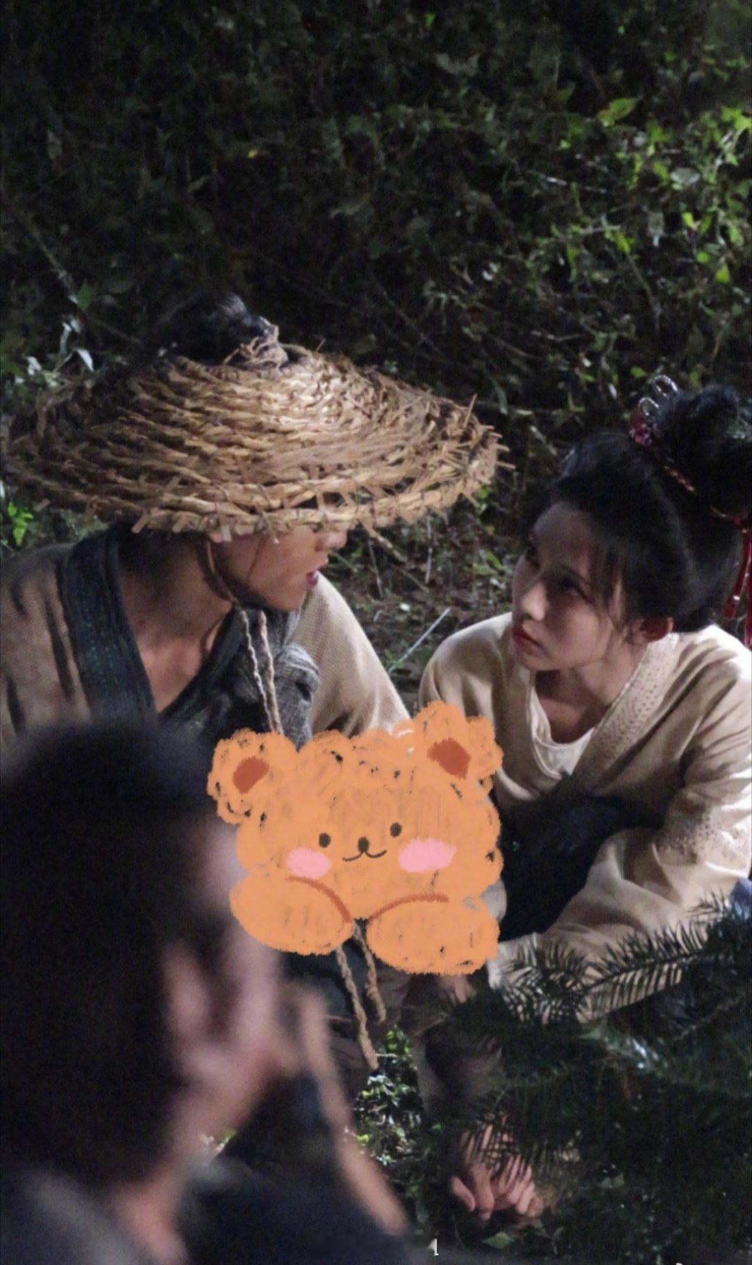 李昀锐和孟子义主演的新剧《尚公主》最新路透来啦，这两位穿的有点衣衫褴褛的，好像着