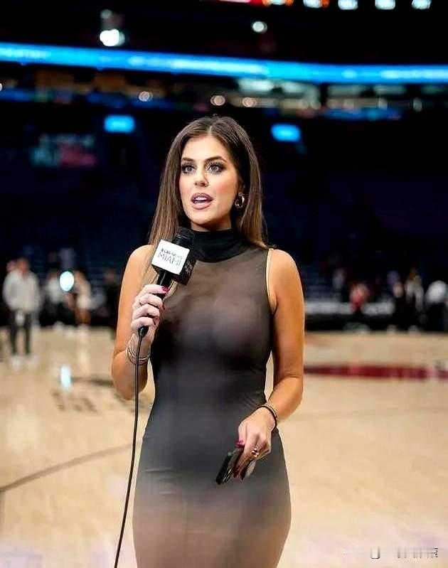 谁懂啊家人们！看热火比赛全程盯错点了？目光根本离不开这位跟队记者，直接被球迷封神