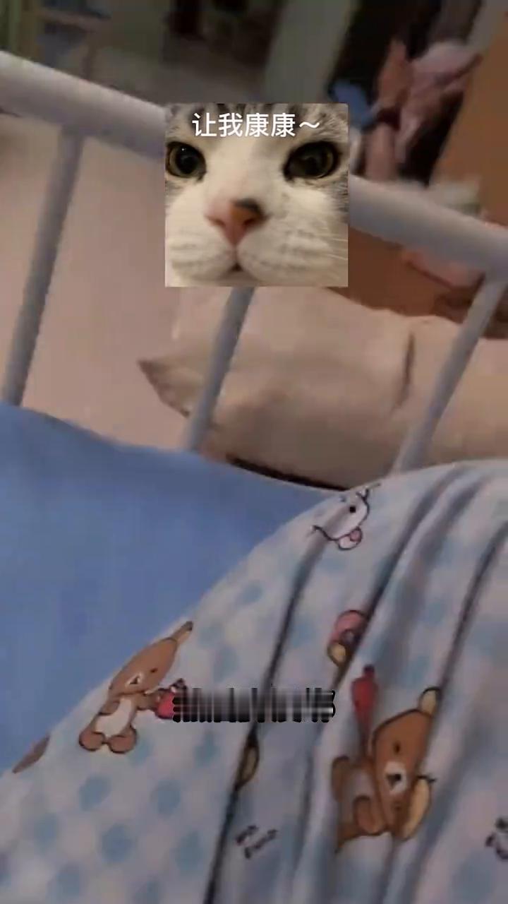 让我看看。
给你们看个东西，我不是在医院这块被绑了吗？脚没绑，这只手也没绑，我就