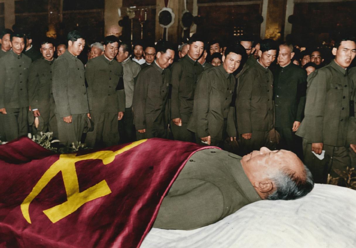 1976年9月11日，是毛泽东遗体告别活动的第一天，解放军代表率先前往人民大会堂