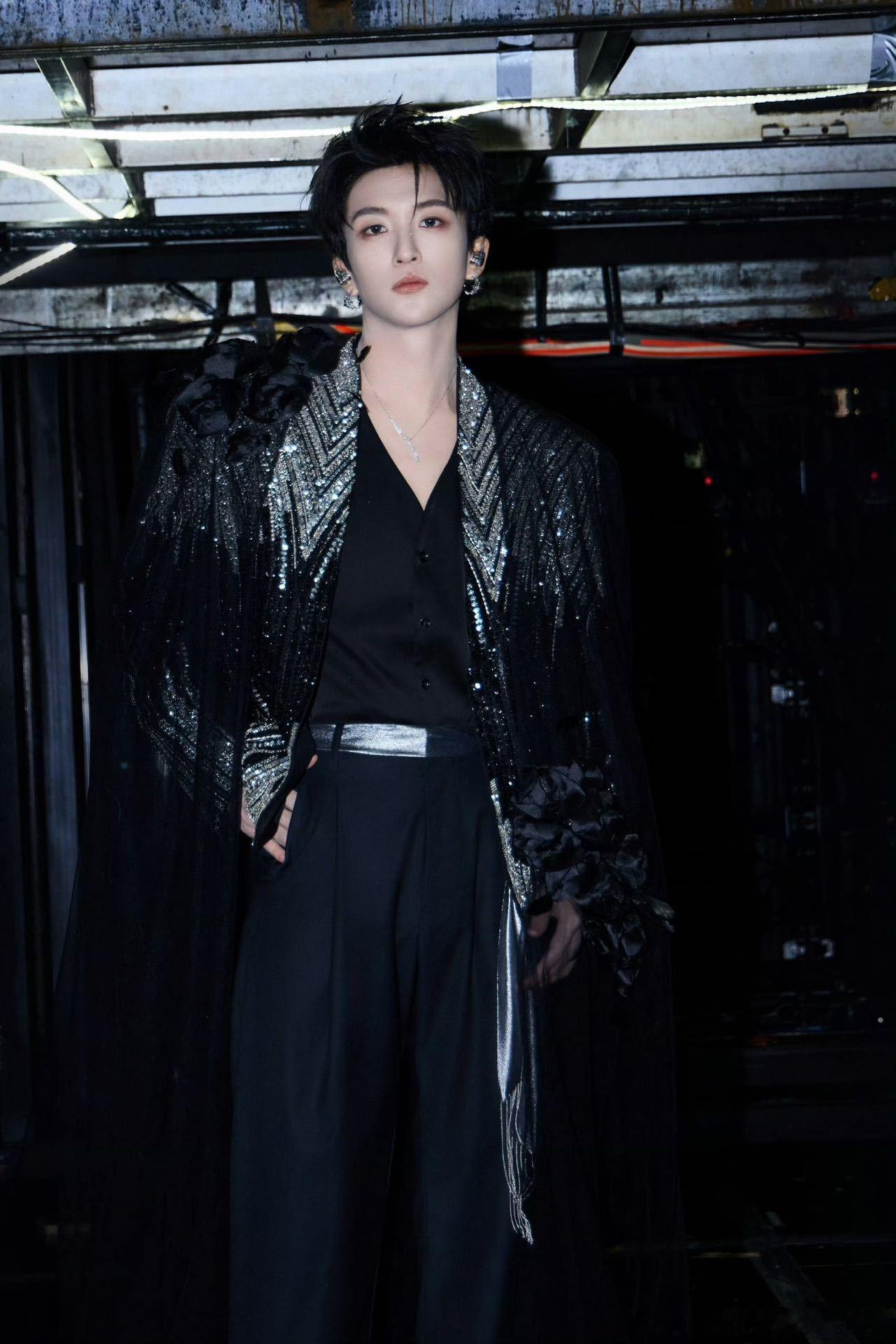 约唱三小时KTV的帅哥是黄子弘凡 谁羡慕了我不说！粉丝举牌约唱，黄子弘凡先夸 “