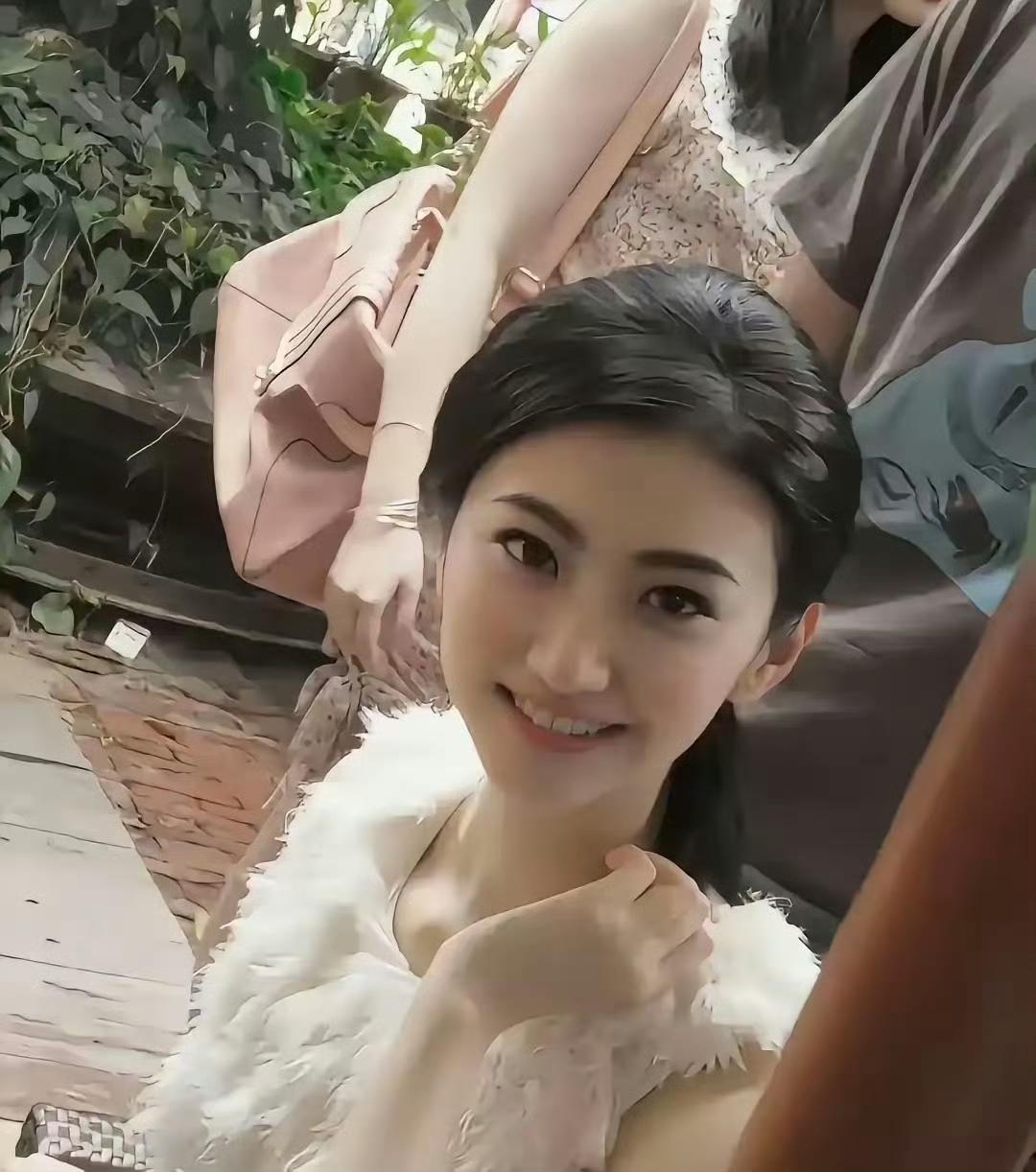 李亚鹏头发稀疏，依旧迎娶小19岁的海哈金喜；马景涛身形走样、状态起伏，身边也仍有