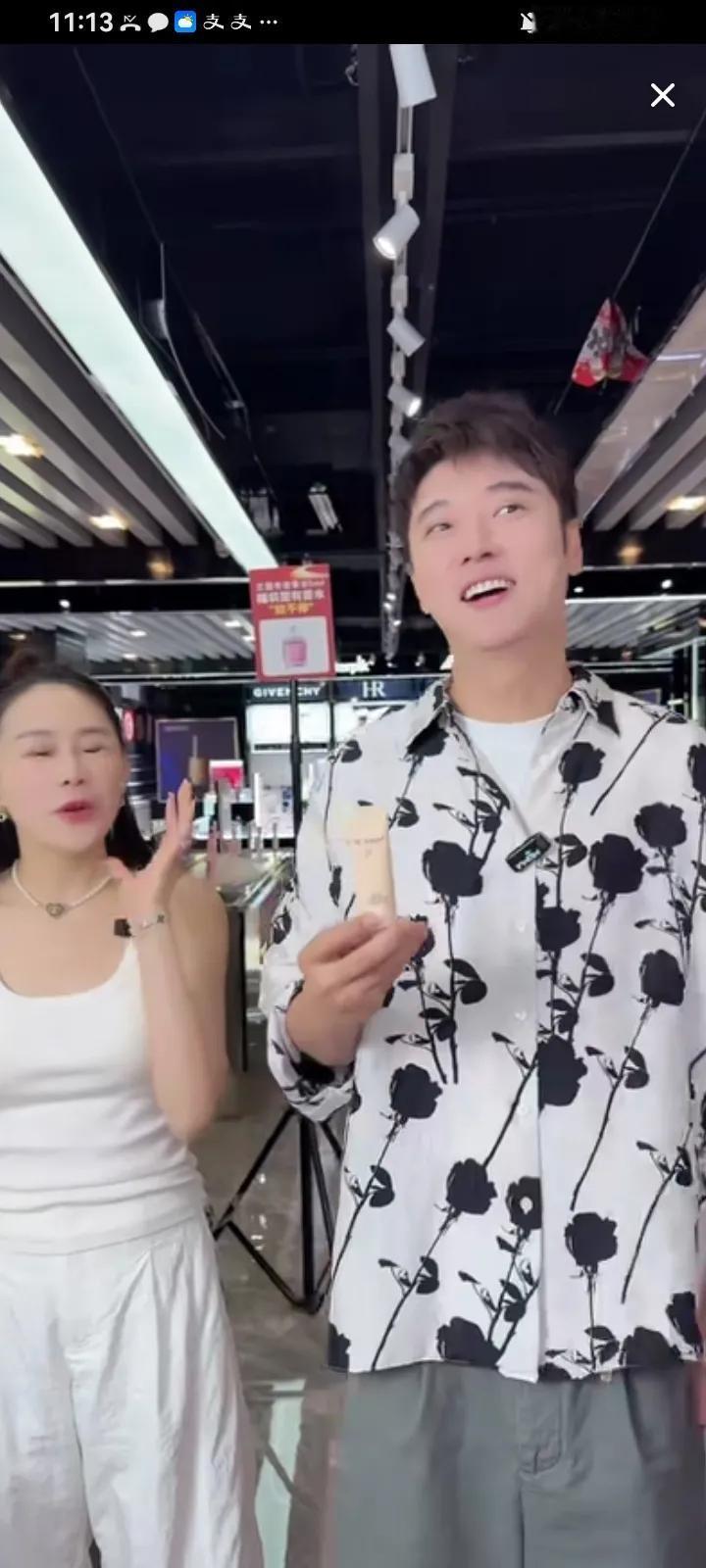 这位号称被营销号耽误的演员，现在又开始了不停的直播带货。
话说自己和经纪人之间不