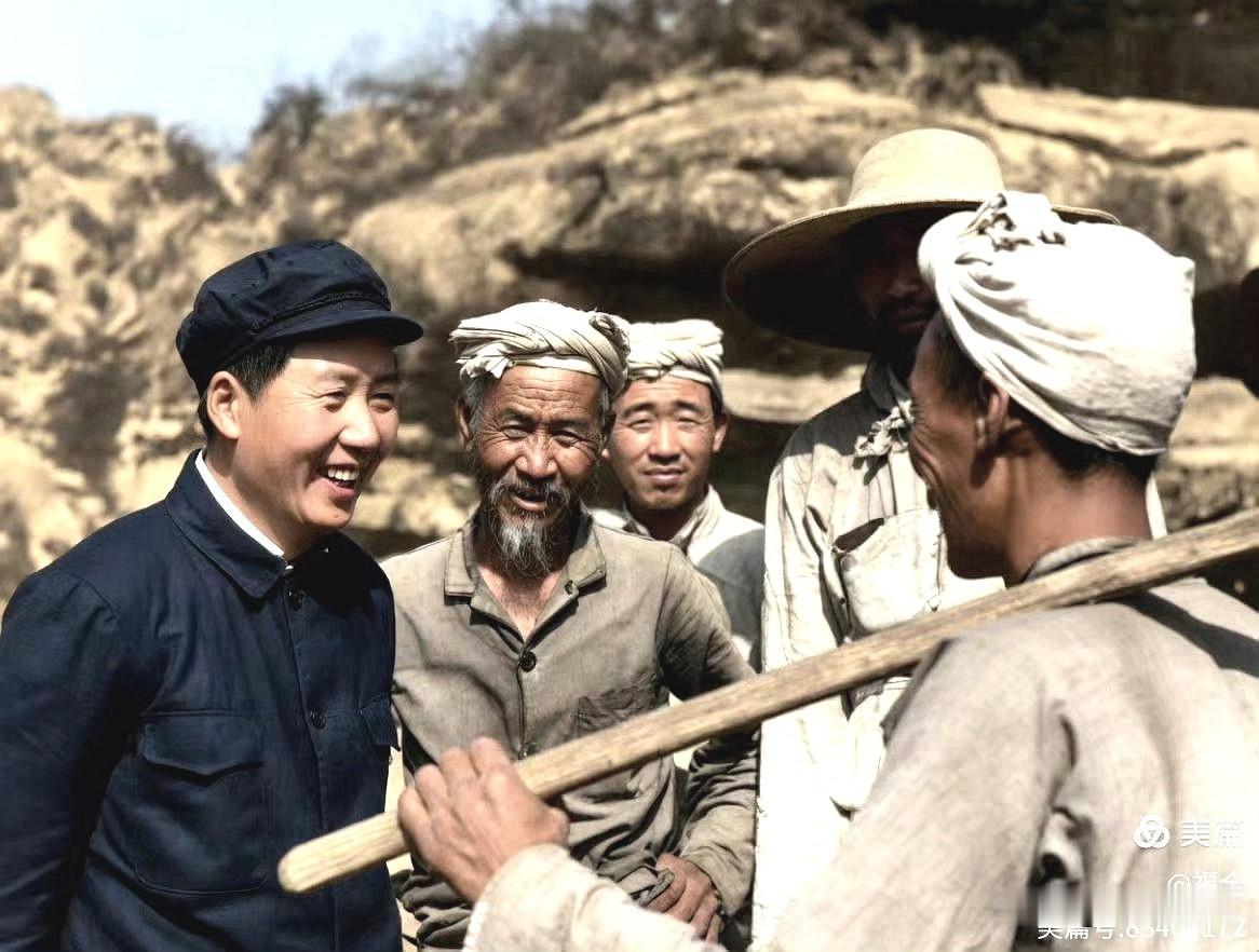 毛主席与杨家岭农民谈话，延安。石少华摄影