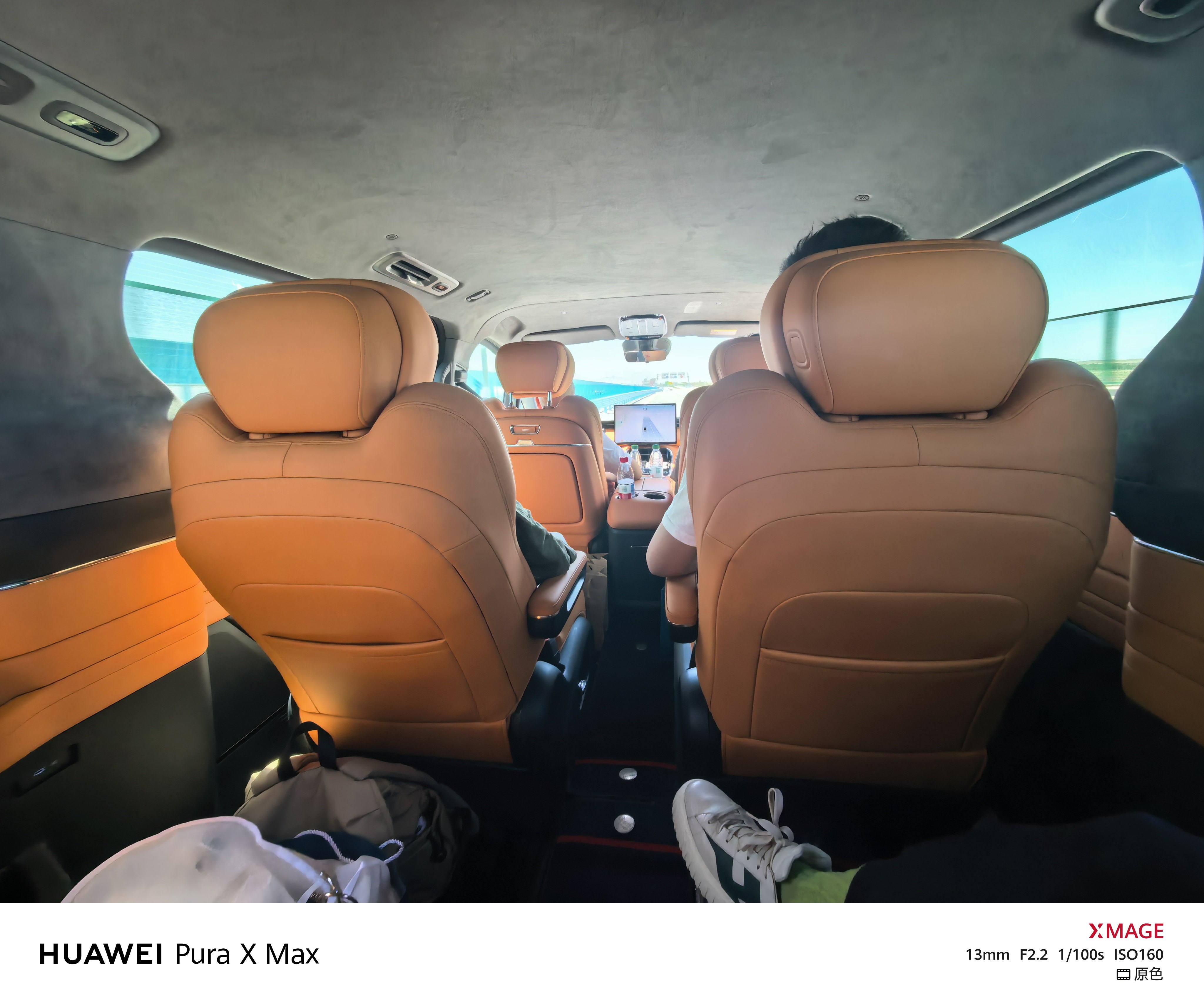 不知道第几次来新疆了，但是第一次坐L380……这后排空间是真大啊，我坐第三排坐个