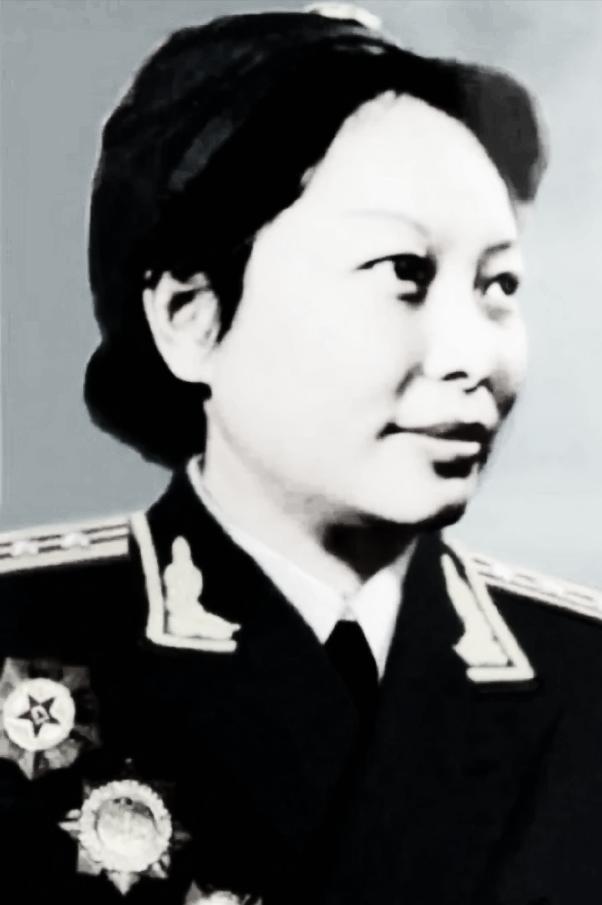 1960 年留存一张开国上校王新兰的罕见军装留影。很多人只知晓她是开国上将萧华的