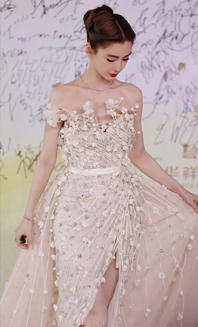 1、鼻姐在内娱尝试复出失败，无奈之下她只好去混港圈，如今港圈所有知名明星她都套近