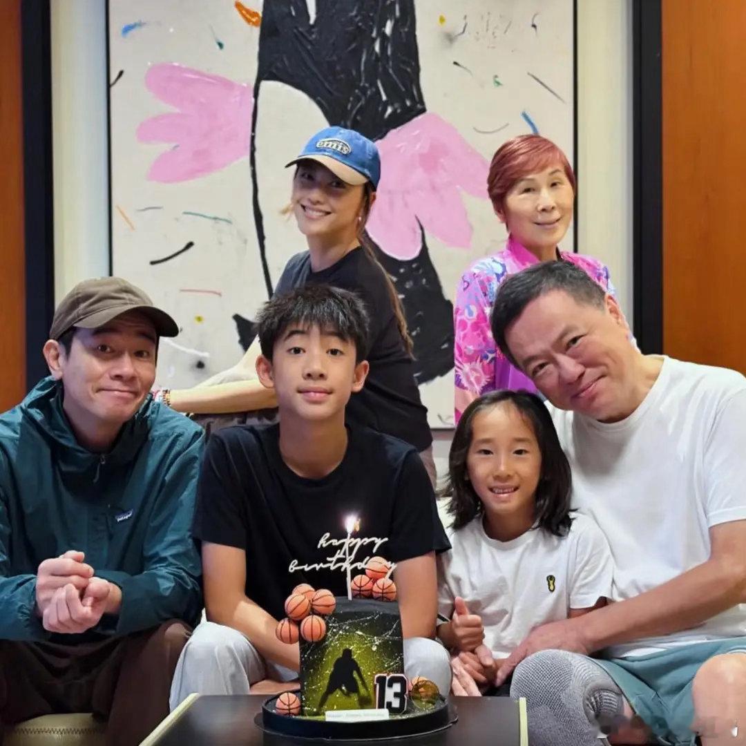 陈小春被曝养儿家庭开销大，为儿子不敢退休，13岁长子将赴英留学！ ​​​