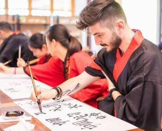 据说这是一道难倒所有外国人的中文考试情景题：

女朋友跟男朋友说：“今天晚上我8