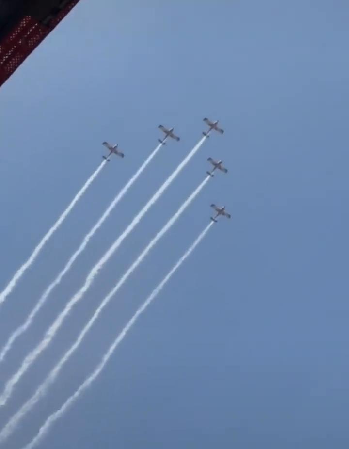 镇江飞机列阵表演秀。
看看，我们的飞机来了。
来了，感谢镇江。