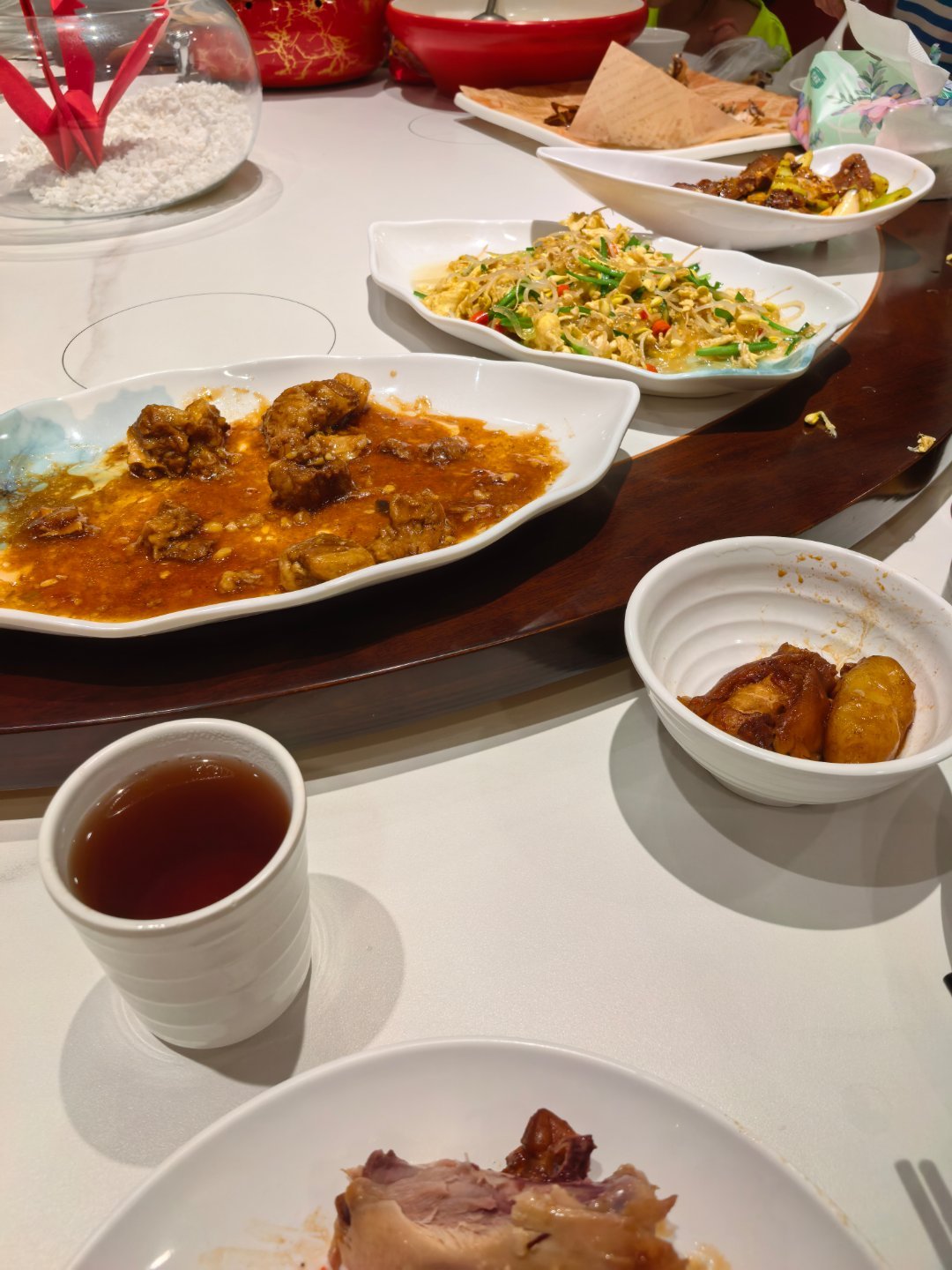 海口的东北人饭店（名字就叫东北人），一大堆明星来合过影，也确实好吃，毕竟没出东北