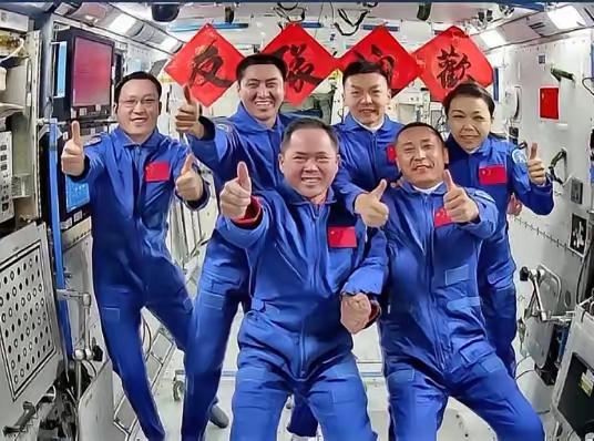 中国航天史上第8张失重版“全家福”，诞生了！

今天凌晨5时13分，你家门口可能