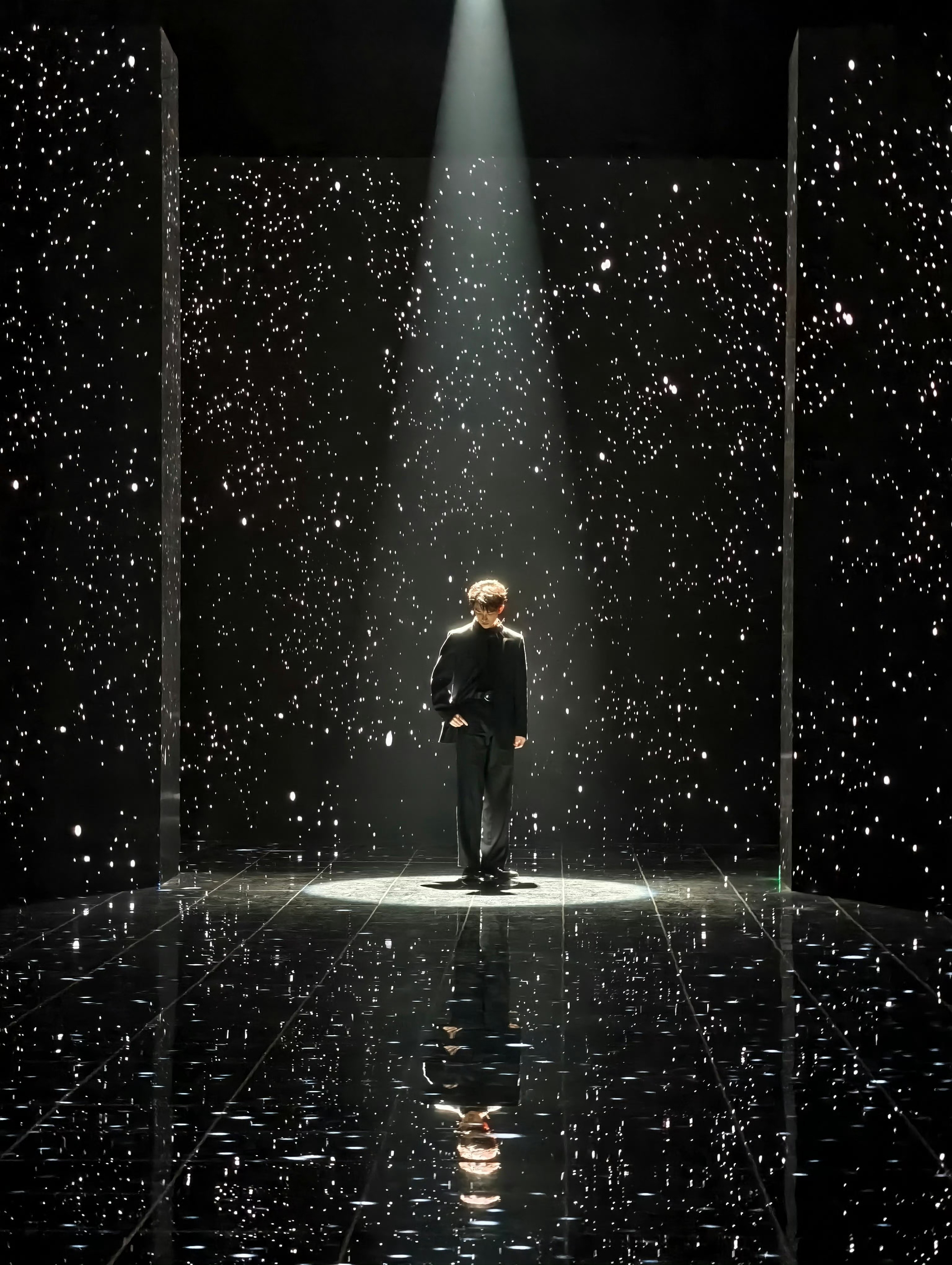 就这么调戏黄子弘凡 “这就是我们要开鸟巢演唱会的黄子弘凡吗？”哈哈哈哈，红毯生图