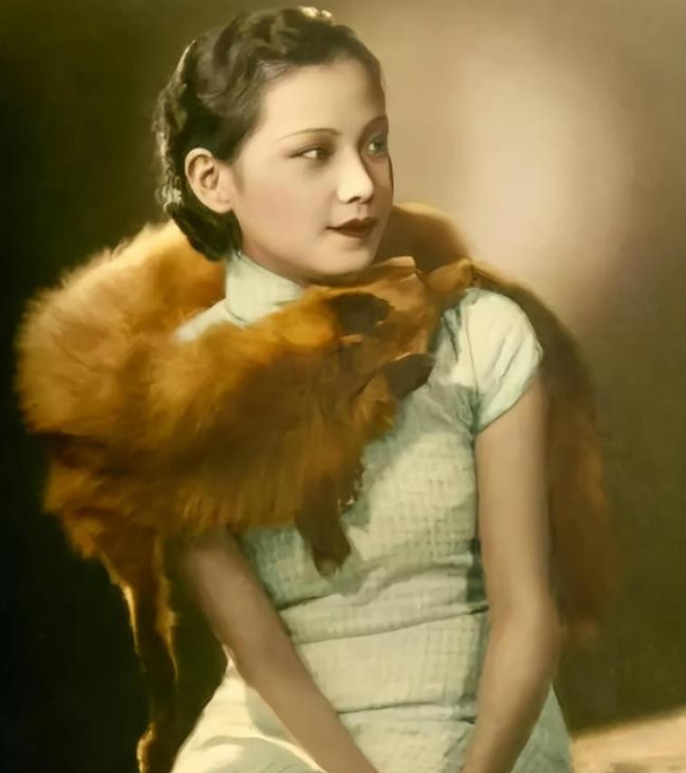 1978年，郭沫若因病去世不久，他妻子于立群突然自缢身亡。原来，她在整理丈夫遗物