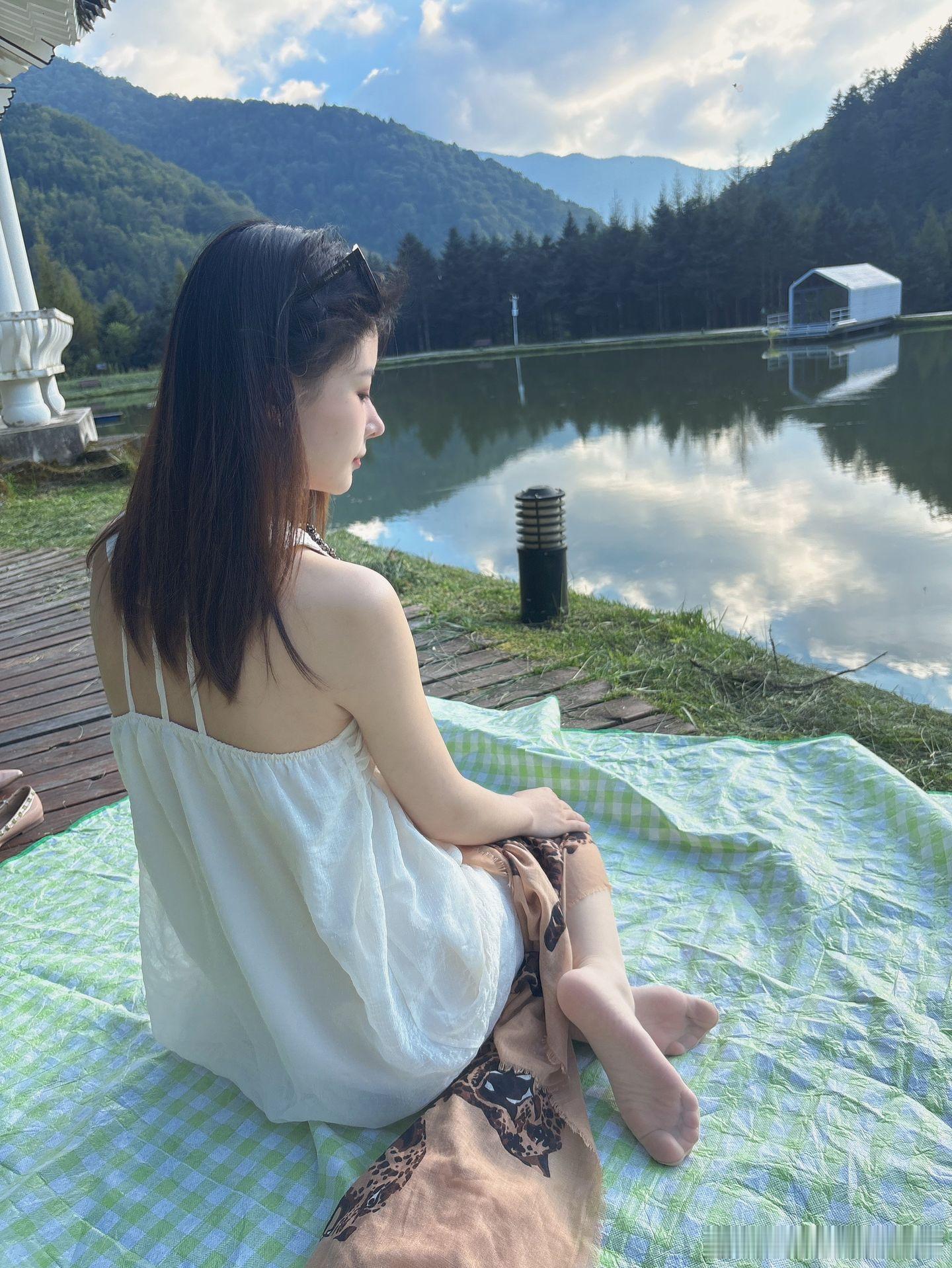 山涧的丝袜少女 