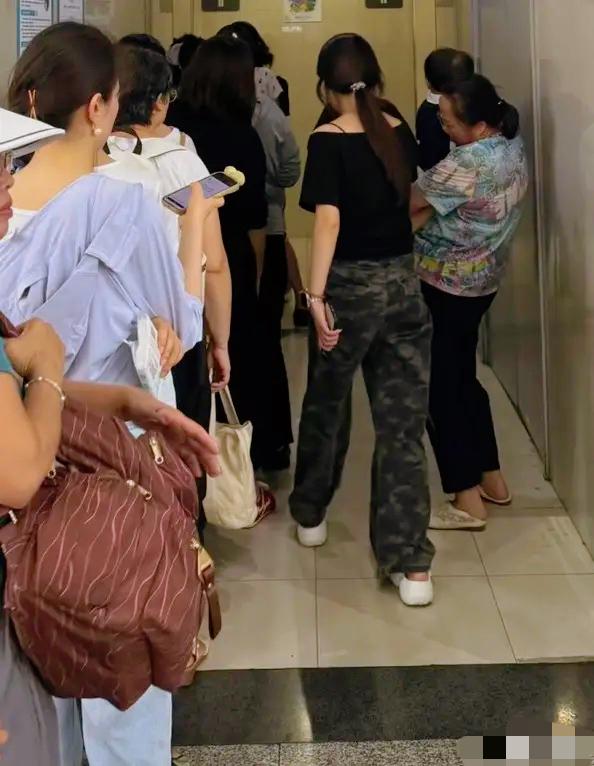 这已经不单单是人品差，
更是妥妥的失德又违法，景区工作人员老张好心无偿帮孩子处理