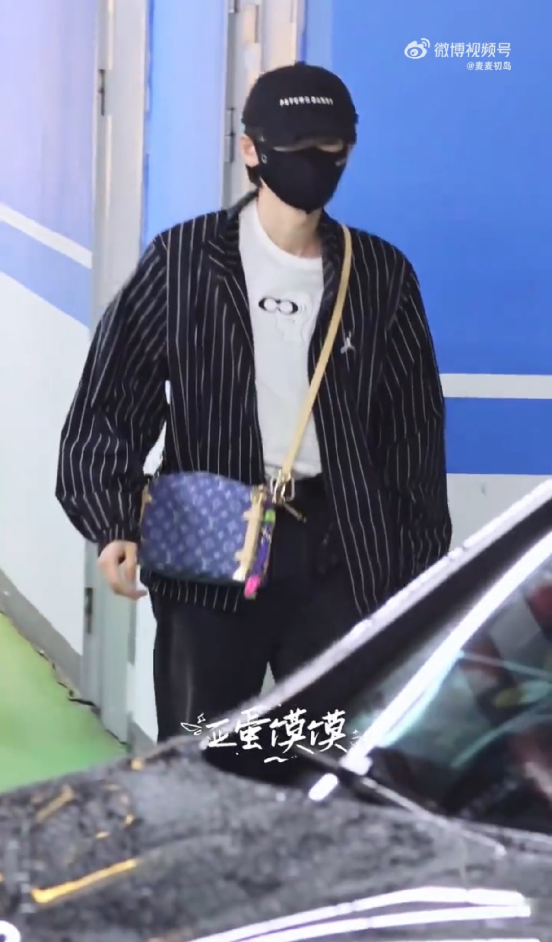 宋亚轩背着lv包包出发宋亚轩背着lv包包宋亚轩早起赶工路透新鲜出炉，休闲穿搭搭配