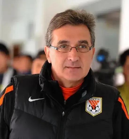 支持国足新帅伊万，当然他也有弱点，比如需要更为霸气和现在的年龄，但是执教水平没得