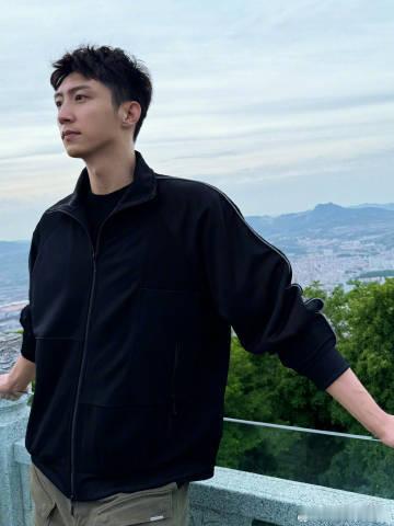 #黄景瑜 你粉蹭我衣服上了# 黄景瑜居然还拍了拍衣服[允悲] ​​​