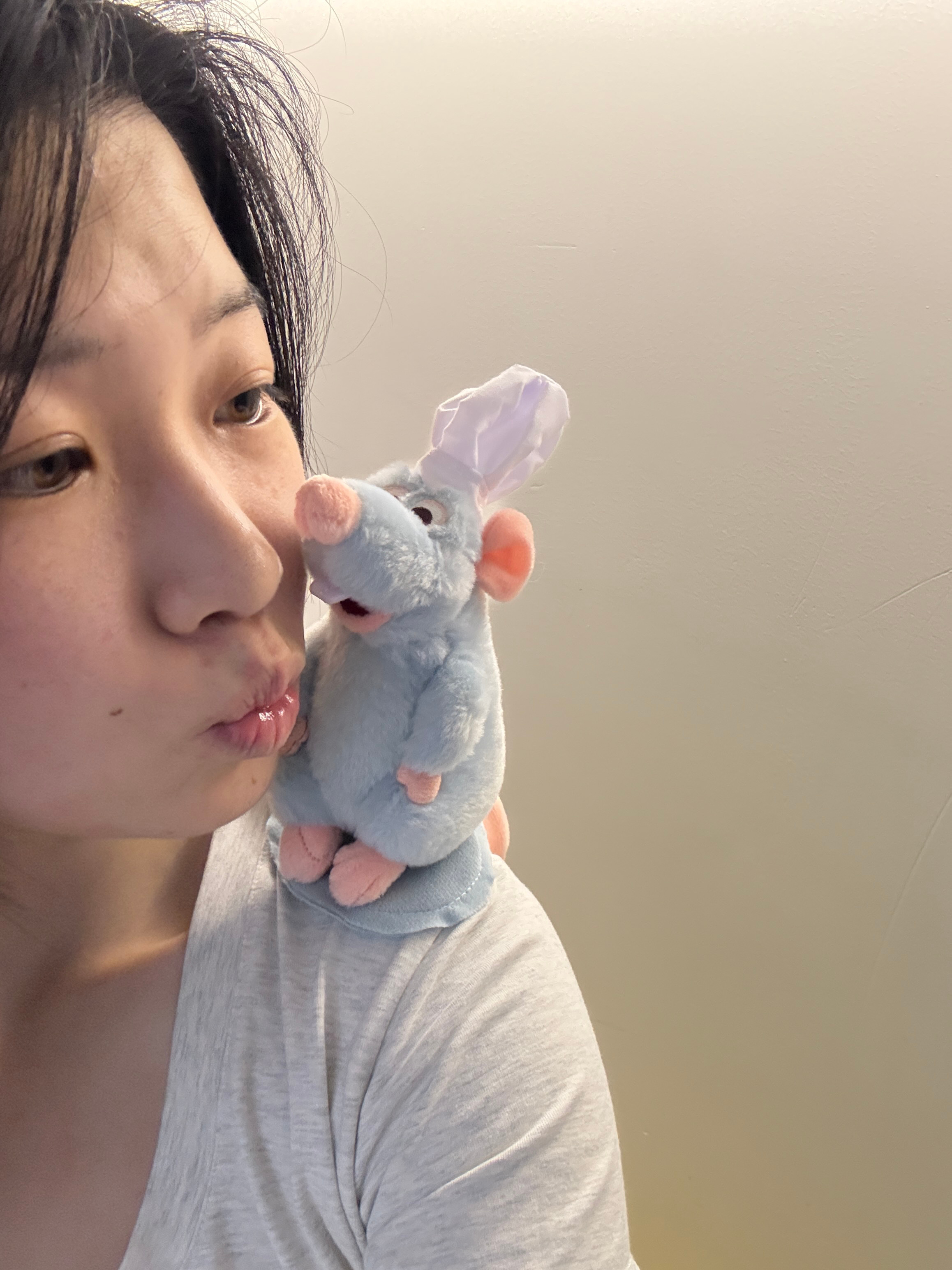 岚岚送我的料理鼠王和新包包这个包太权威了……我刚到香港拍第一张照 就被小姐姐要了