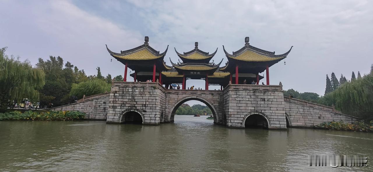 久仰瘦西湖
确实挺不错，不过门票属实有点贵
100块钱，进门后坐游船是机器驱动的