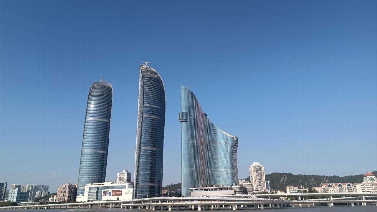 说起厦门著名的三把刀，有人说会破坏这座城市的风水，形成尖刀煞，当我进入南普陀寺的