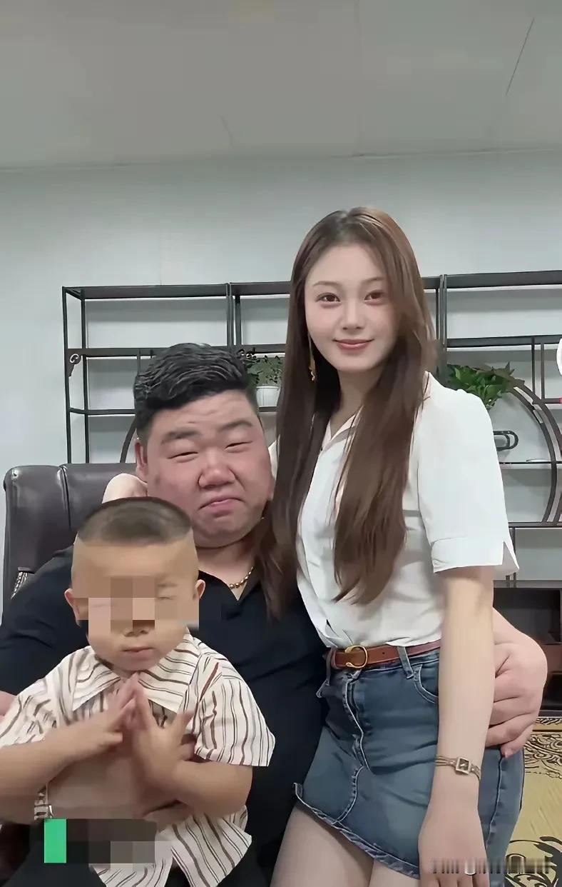 生活就是这么现实和残酷，男人只要有钱，即便长得再丑，也有无数漂亮的女孩子，如飞蛾