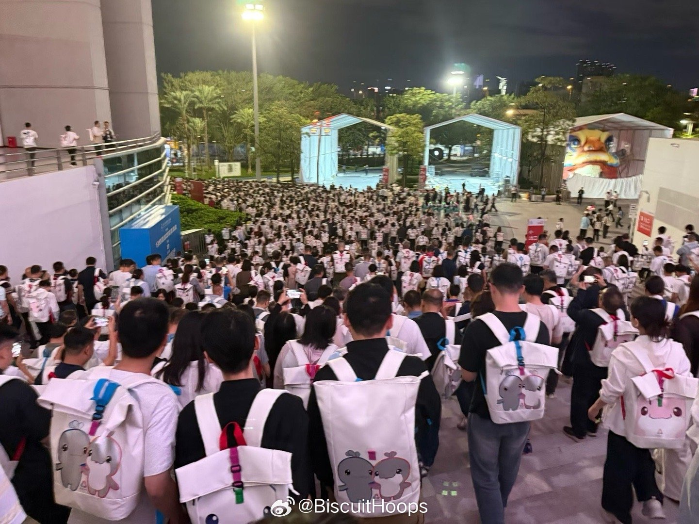 当全运会给每位观众赠送一个精美背包后，你就能看到学生放学回家的样子了感谢给予现场