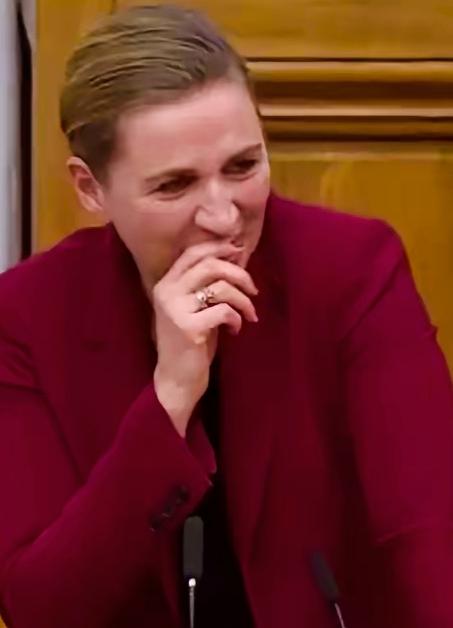 丹麦首相咋这么开心啊？
这是有什么高兴的事情呢？能如此的开心啊！
这是用手挡着藏