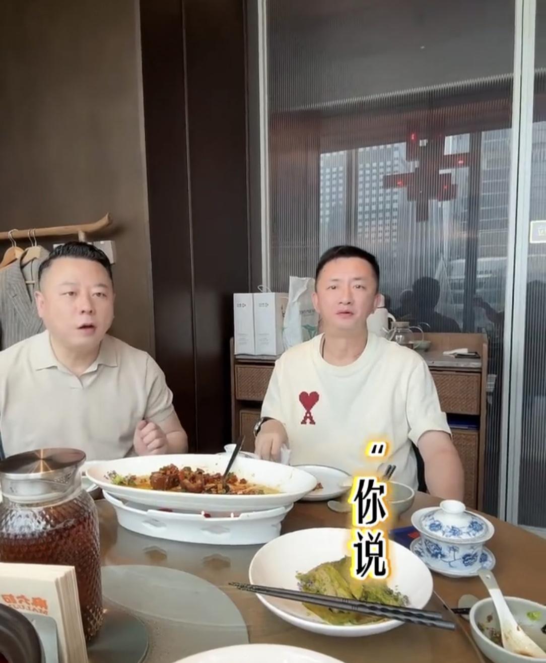麻六记安总和李平大厨一起工作时莫名就有一种喜感，两个人看上去很幽默的样子。这两个