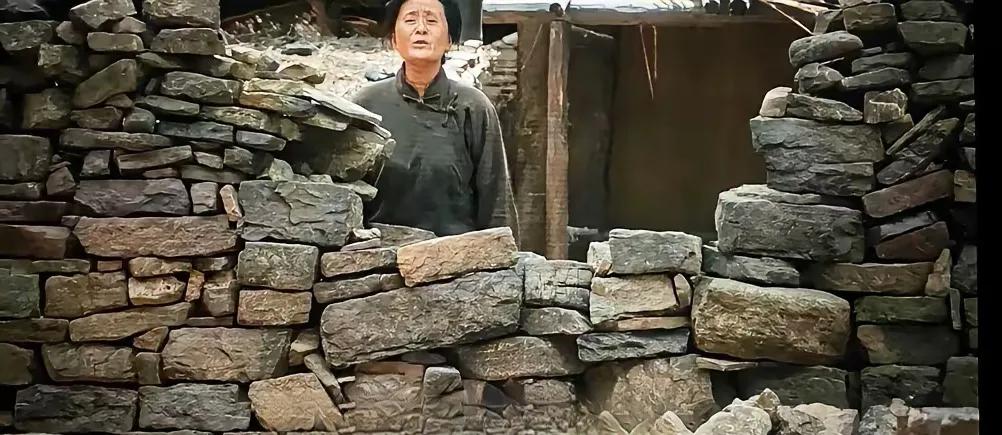 追剧《生万物》   大脚一家人对邻居铁头好得太过分了！     大脚家从费左氏家