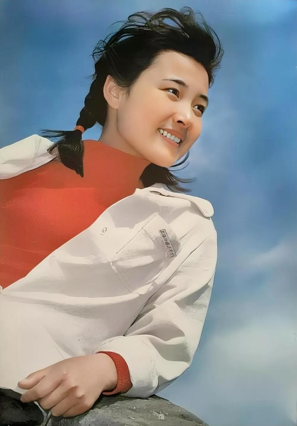 18岁陈冲照片，青春洋溢，清纯甜美。
那时她还在上海外国语学院学习呢。