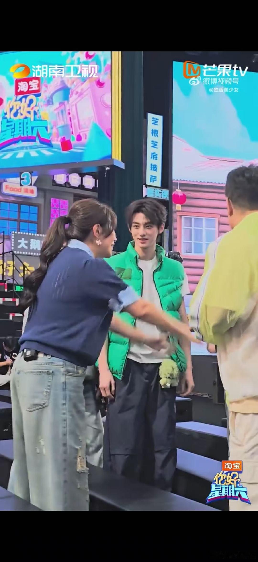 马丽范丞丞穿蓝色没告诉乔杉 马丽喊范丞丞儿子马丽喊范丞丞儿子，两人还穿了蓝色系，