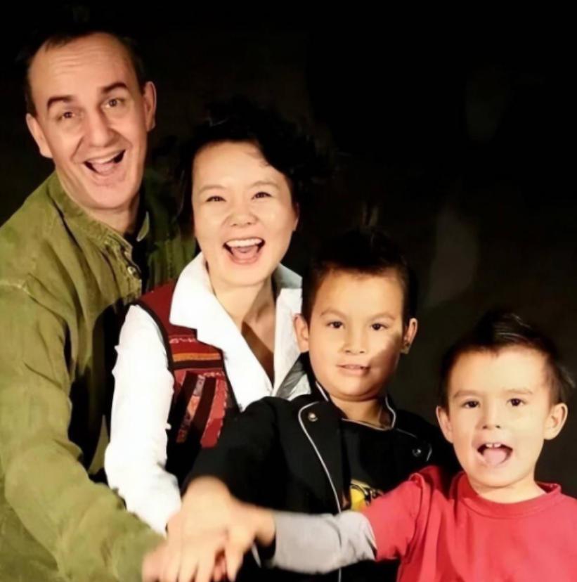 近期，龚琳娜自述离婚的内幕：“我们搂着睡了20年，离婚前他才跟我说，他交了女朋友