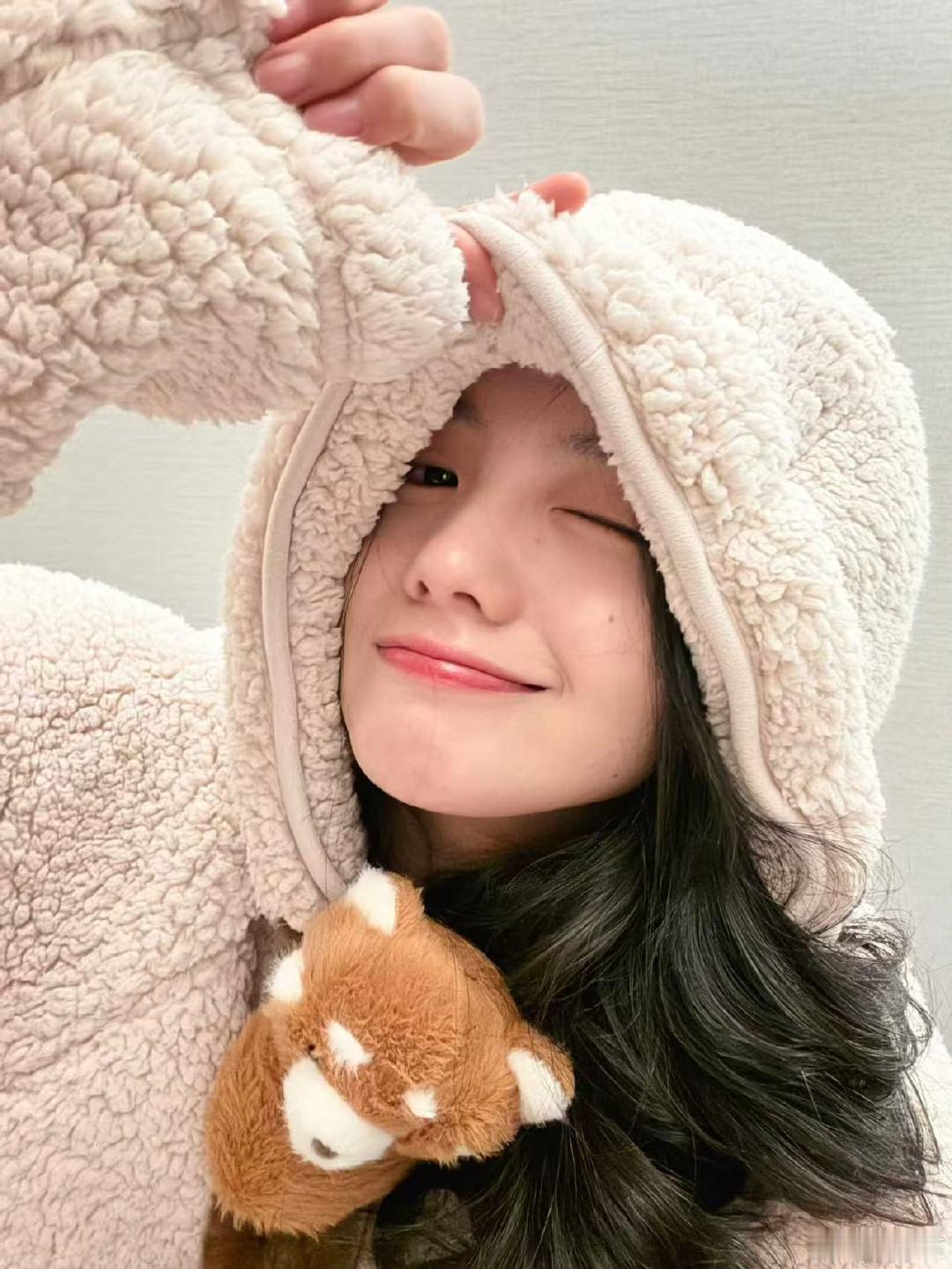 刘浩存萌成啥了刘浩存这张图片被小猫拿走啦小猫凑图也是如此萌之 ​​​