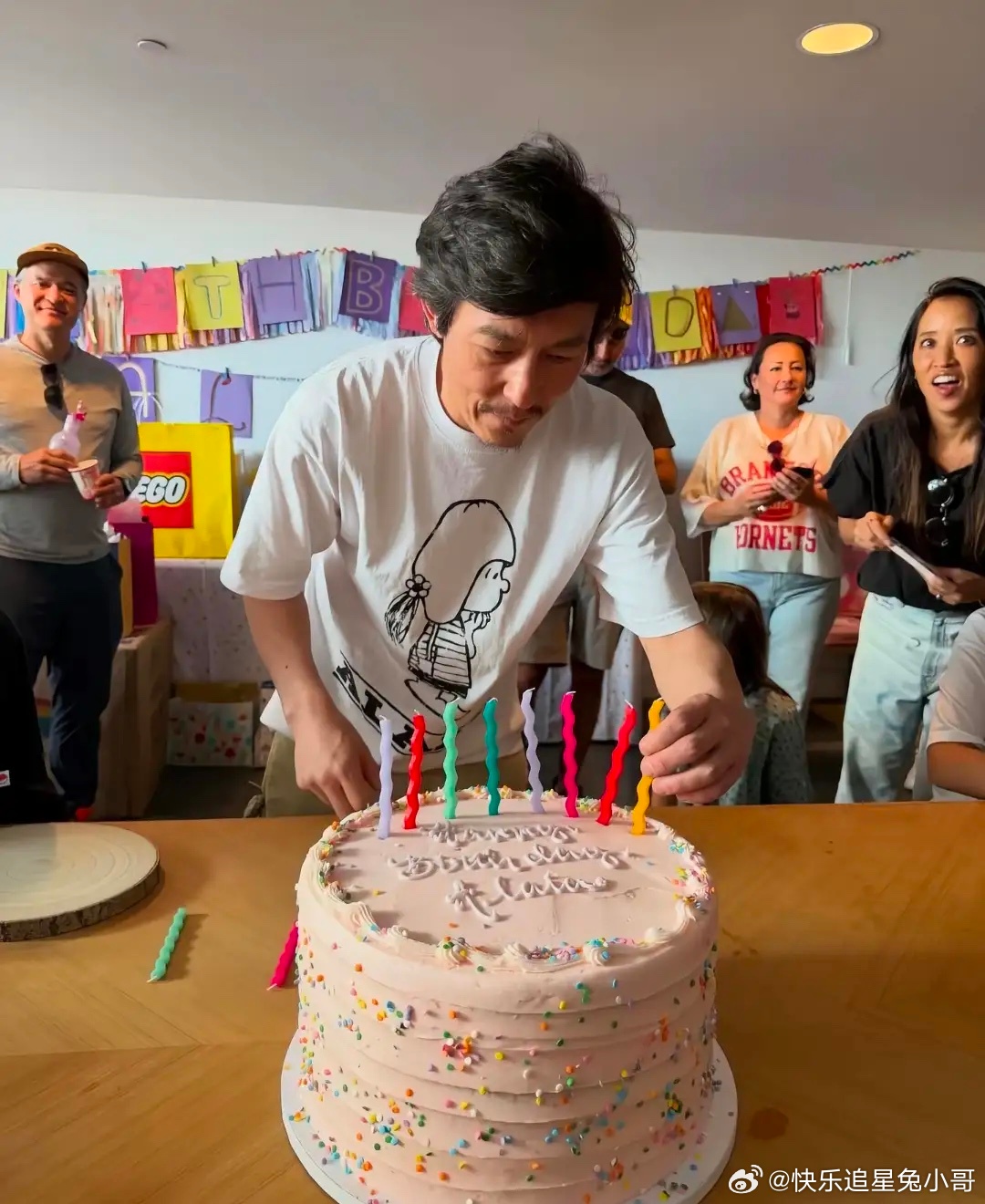 陈冠希在美国家中为女儿庆祝9岁生日，邀请了一帮亲友到场。他当天的打扮太一言难尽了