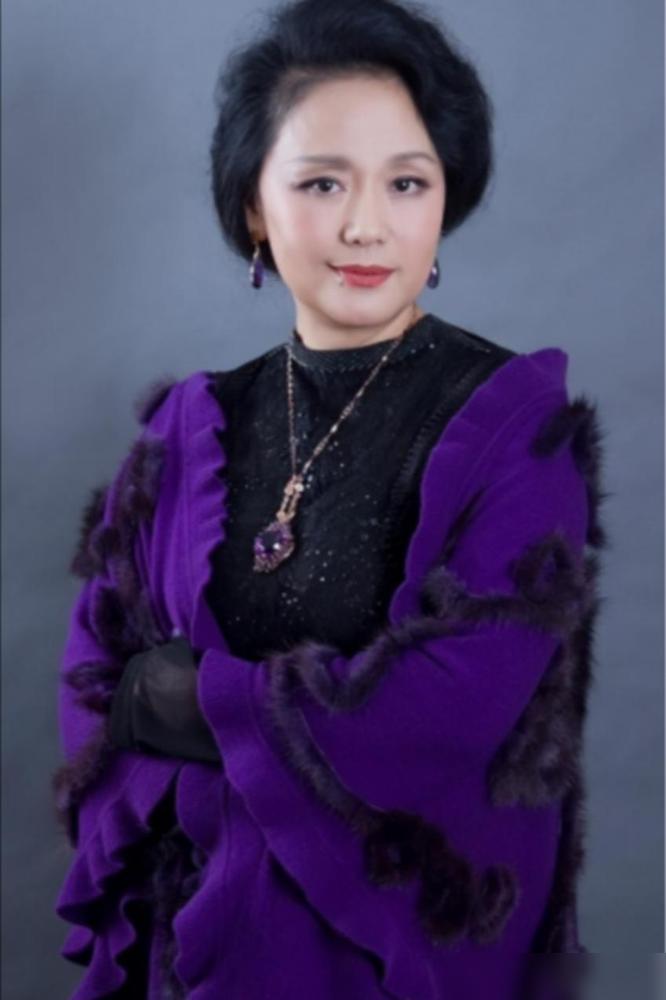 1979年，饰演潘金莲的廖学秋因为拍戏，和老公分别了六个月，她归心似箭，往家赶，