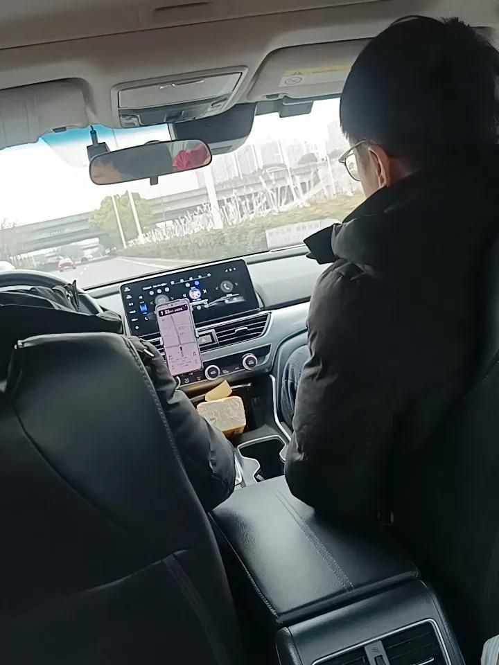 中午饭一吃完，就麻溜收拾东西开着小车回老家。一路上，车窗外的风景像幻灯片似的快速