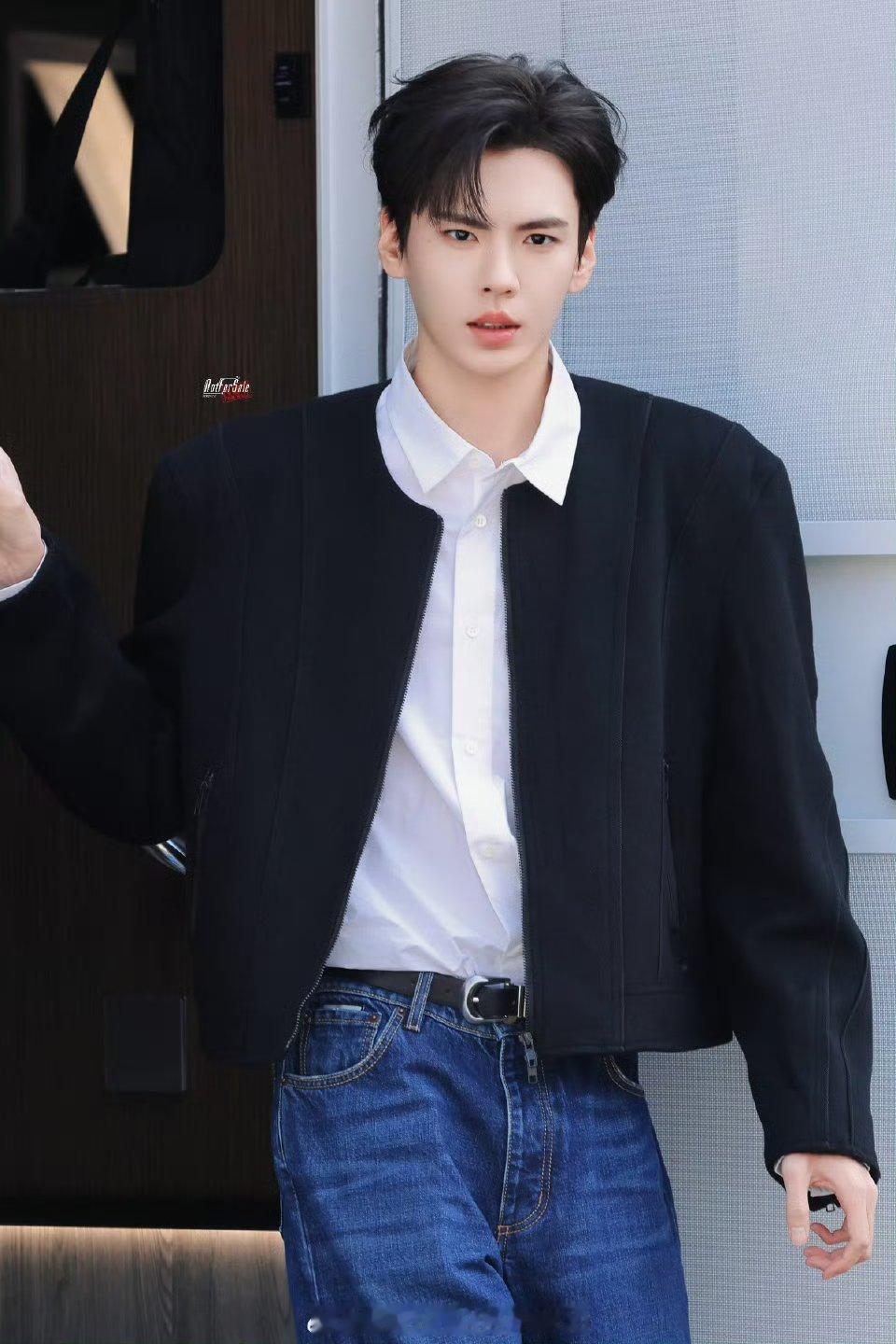 毕雯珺《黎明前他会归来》上班路透，长腿欧巴好帅啊！