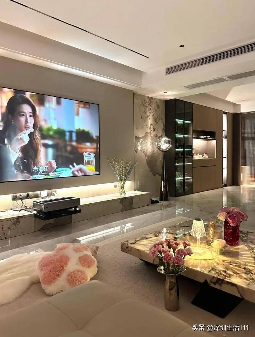 我有个玩得很好的女性朋友，93年的，已经结婚。老公是91年的深圳本地人，我见过好