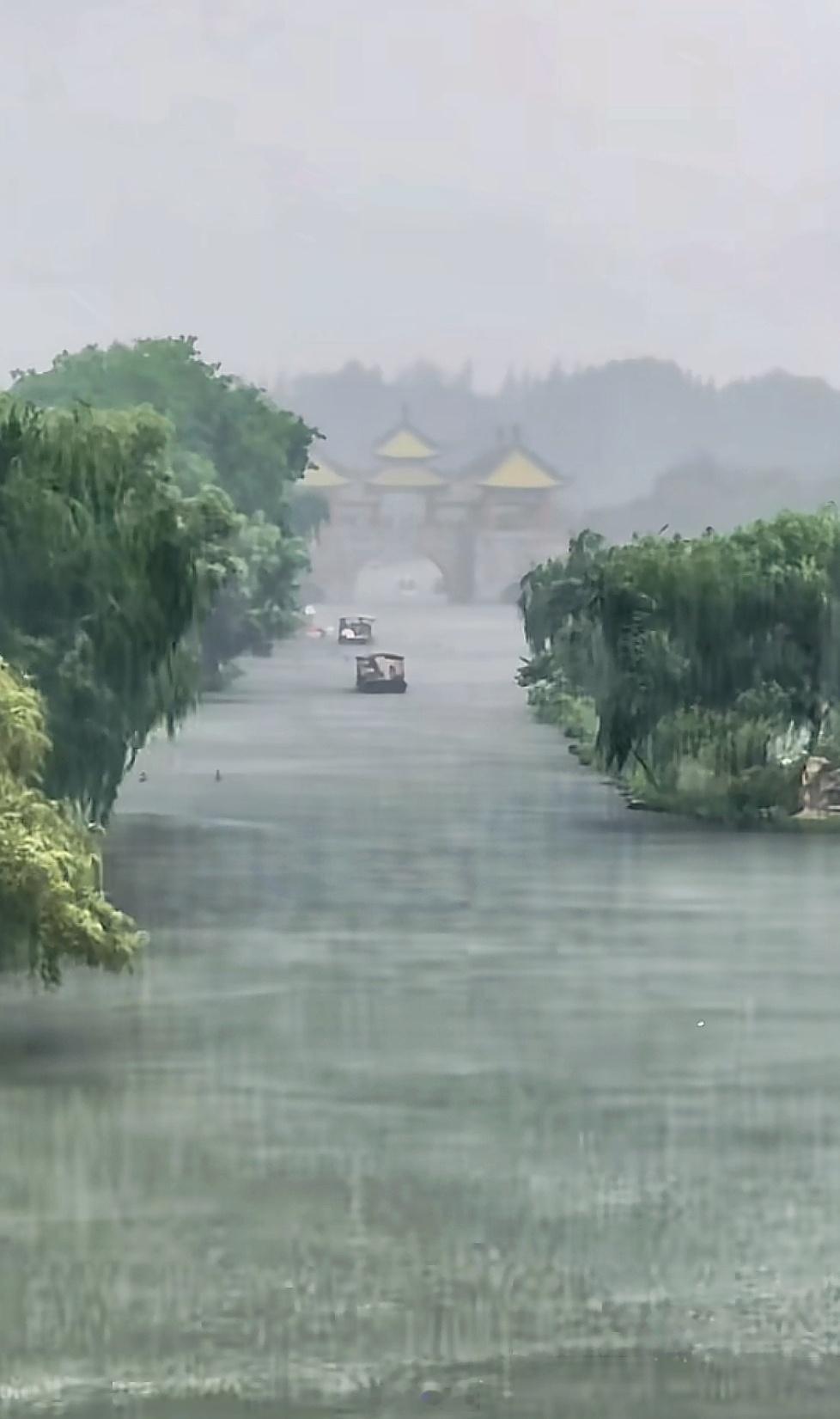 这不是下雨，这是直接往下倒瘦西湖啊。