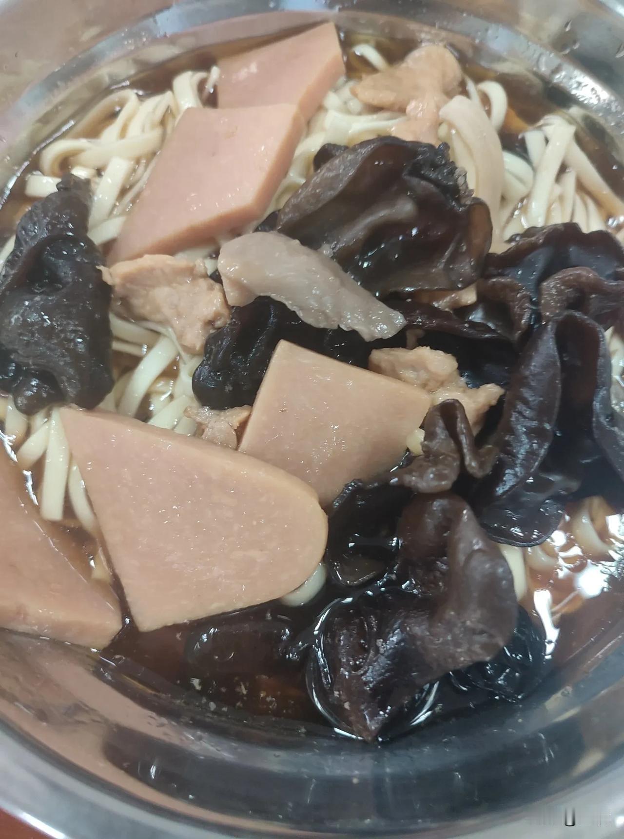 黑木耳火腿肠面