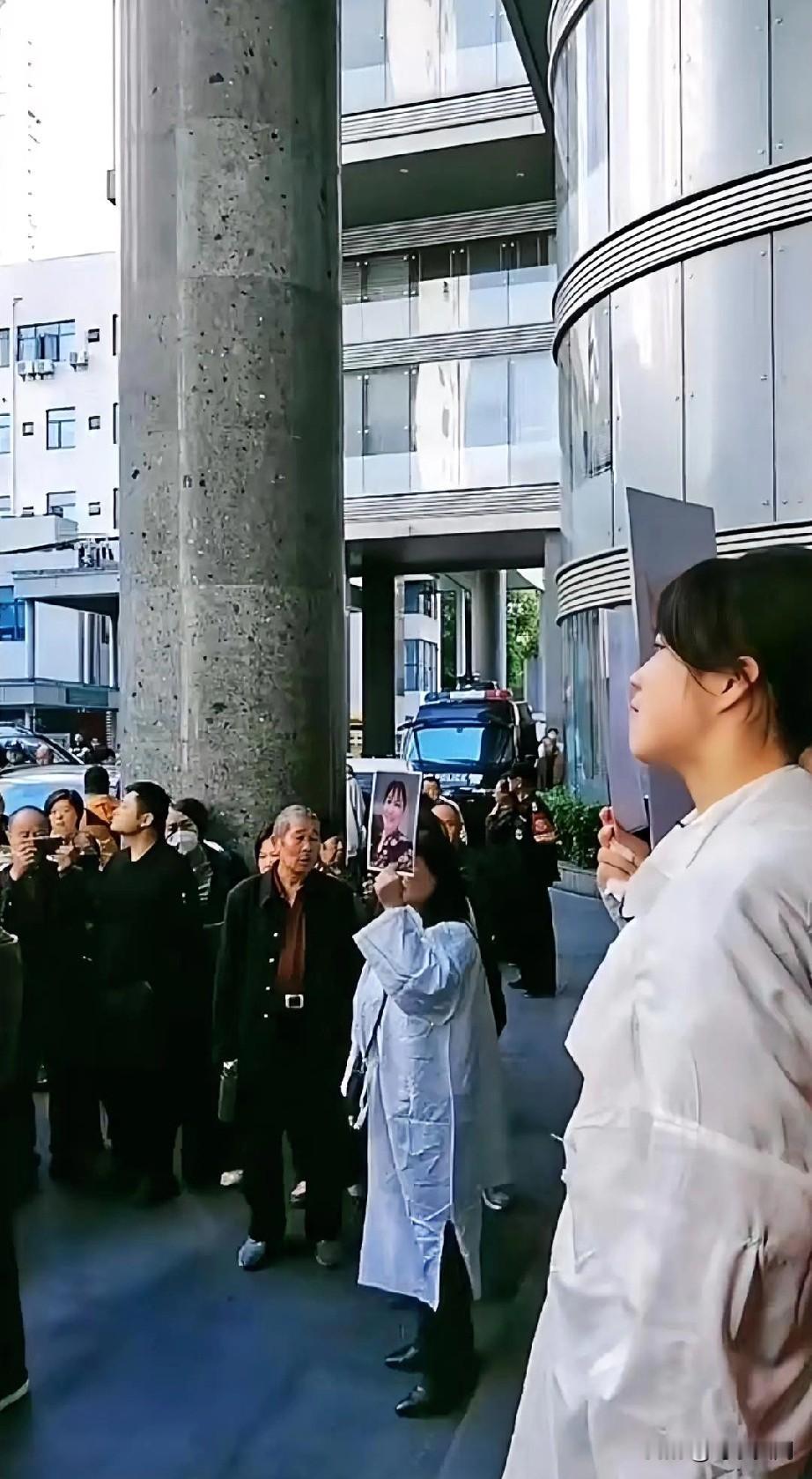 讲句良心话，省人医算是长沙三甲最良心的，不管是费用还是医德。我爸的膀胱癌就是这里