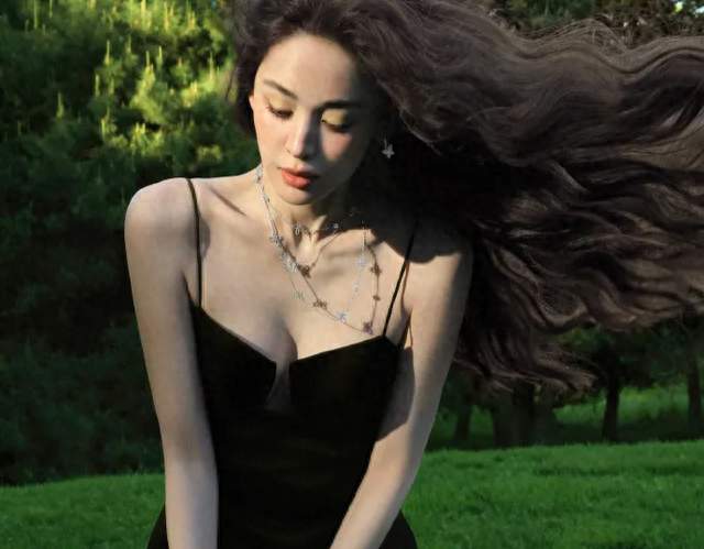娜扎穿的黑色吊带裙，清冷又迷人