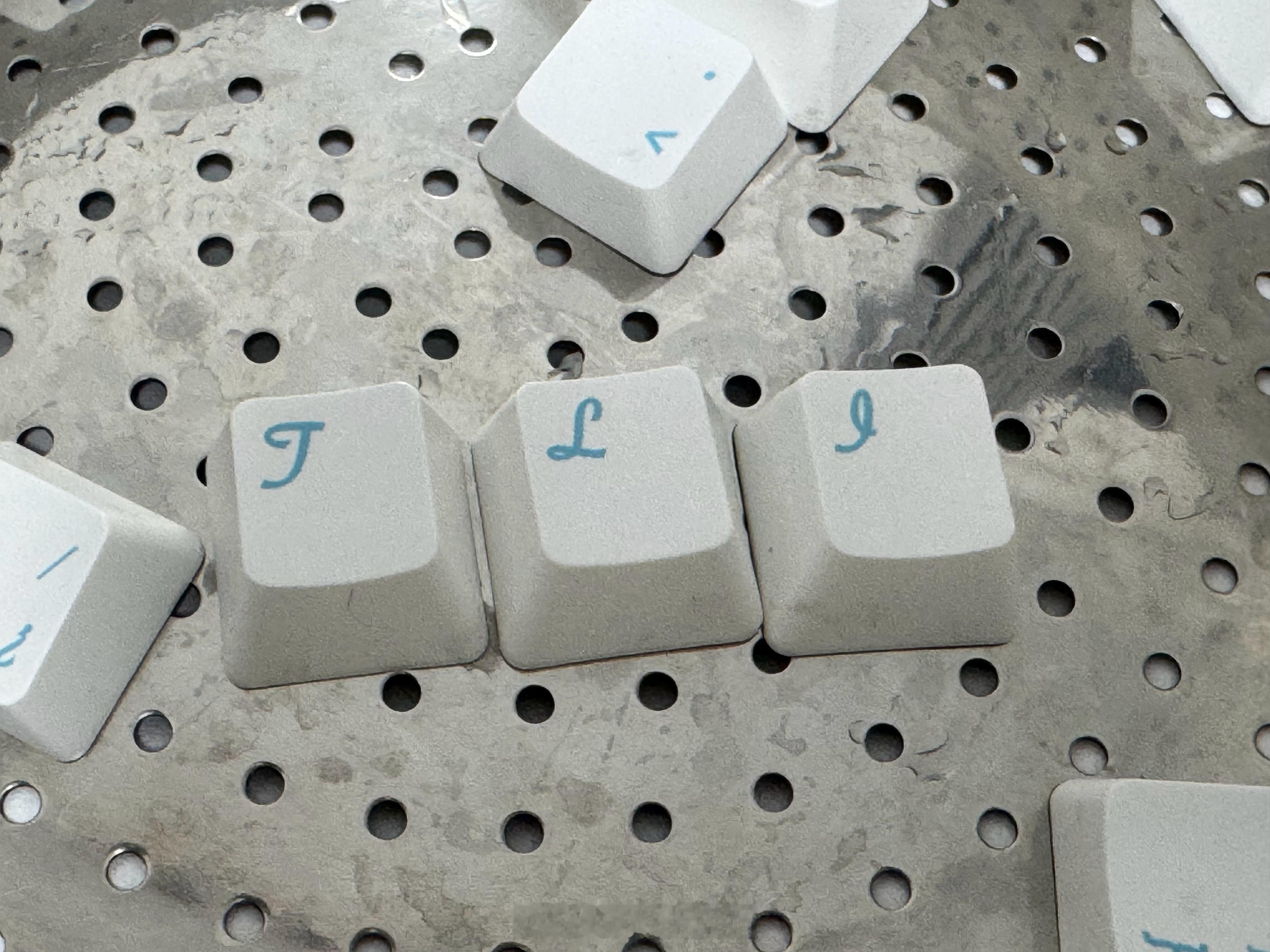 这字母键有点花里胡哨的快拼完了（一边继续擦一边拼 